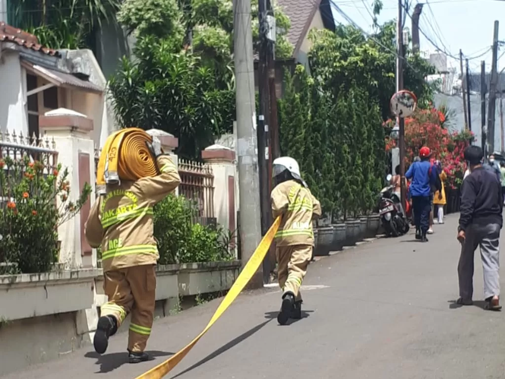 Ilustrasi petugas pemadam kebakaran. (Foto: Twitter @Pemadam DKI Jakarta)