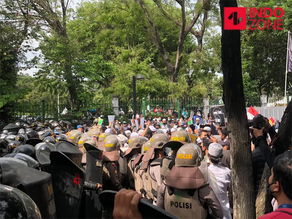 Massa demo 1812 di Jalan Medan Merdeka Selatan, Jakpus dibubarkan, Jumat (18/12/2020). (INDOZONE/Samdudhuha Wildansyah)