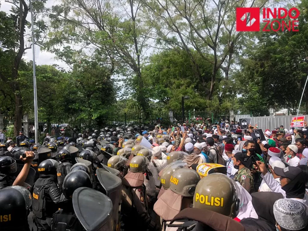 Pembubaran massa aksi 1812 di Jalan Medan Merdeka Selatan, Jakpus. (INDOZONE/Samdudhuha Wildansyau)