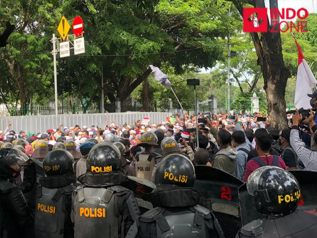 Pembubaran massa aksi 1812 di Jalan Medan Merdeka Selatan, Jakarta Pusat, Jumat (18/12/2020). (INDOZONE/Samdudhuha Wildansyah)