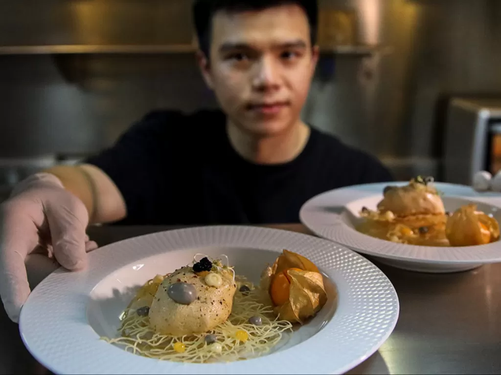 Sorawut Kittibanthorn, penemu hidangan makanan yang terbuat dari bulu ayam di sebuah dapur di Bangkok. (Photo/REUTERS/Juarawee Kittisilpa)