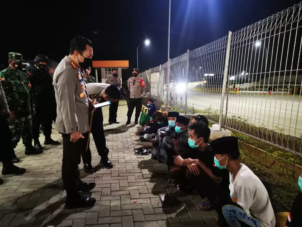 Petugas amankan anak-anak yang akan ikut demo. (Foto: Dok Polresta Tangerang)