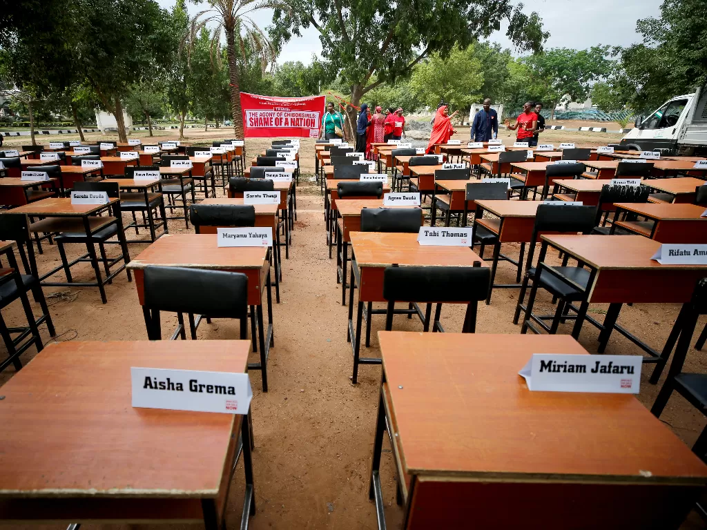 Nama siswa-siswi sekolah Chibok yang hilang diculik oleh pemberontakan Boko Haram lima tahun lalu ditampilkan pada peringatan tahun ke-5 penculikan mereka di Abuja, Nigeria. (REUTERS/Afolabi Sotunde)