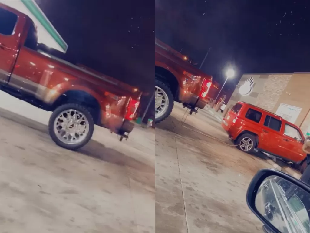 Mobil Ford Super Duty saat mencoba menarik sebuah Jeep (photo/YouTube/ViralHog)