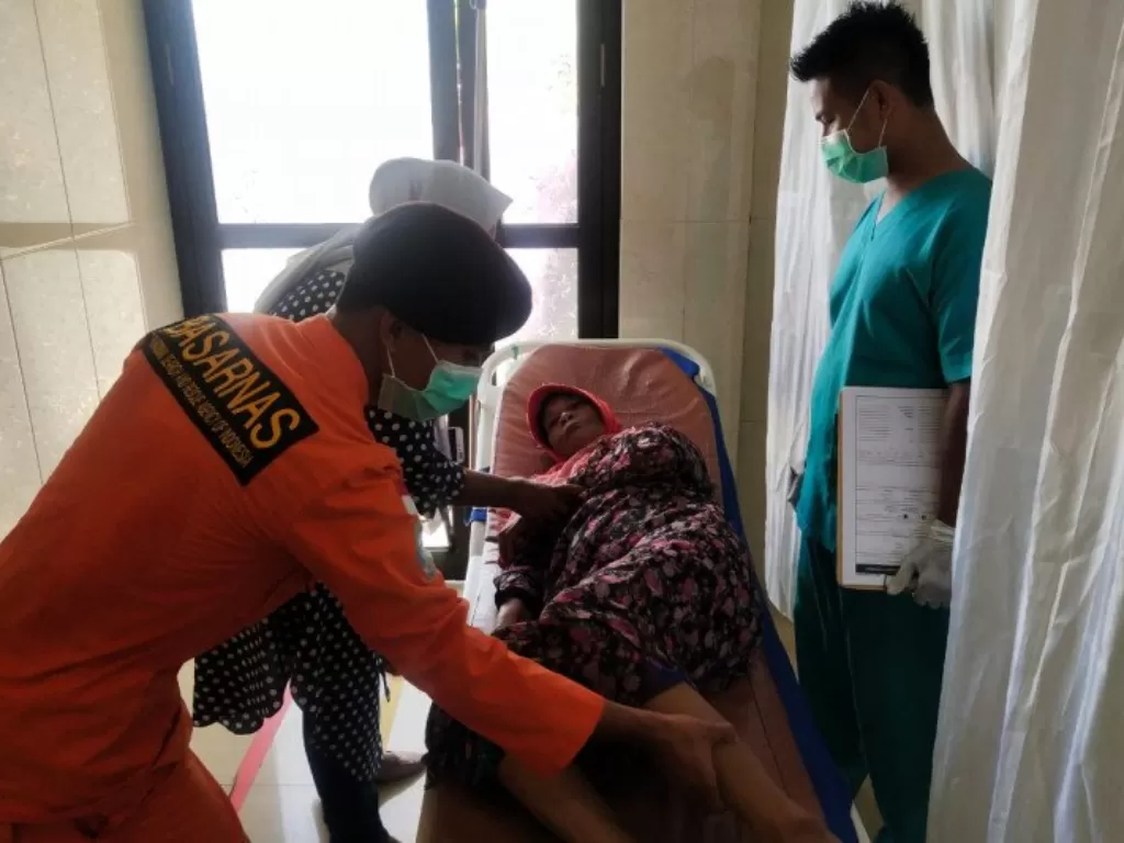 Seorang nenek berusia (71 tahun) bernama Johariya pada Sabtu (19/12) ditemukan mengapung di perairan antara Kota Ternate-Tidore, karena terjatuh saat di speedboat (ANTARA/Abdul Fatah)