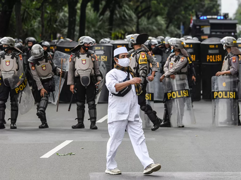 Seorang pengunjuk rasa aksi demonstrasi 1812 berjalan saat membubarkan diri, di kawasan Medan Merdeka Selatan, Jakarta, Jumat (18/12/2020). (Photo/ANTARA FOTO/M Risyal Hidayat)