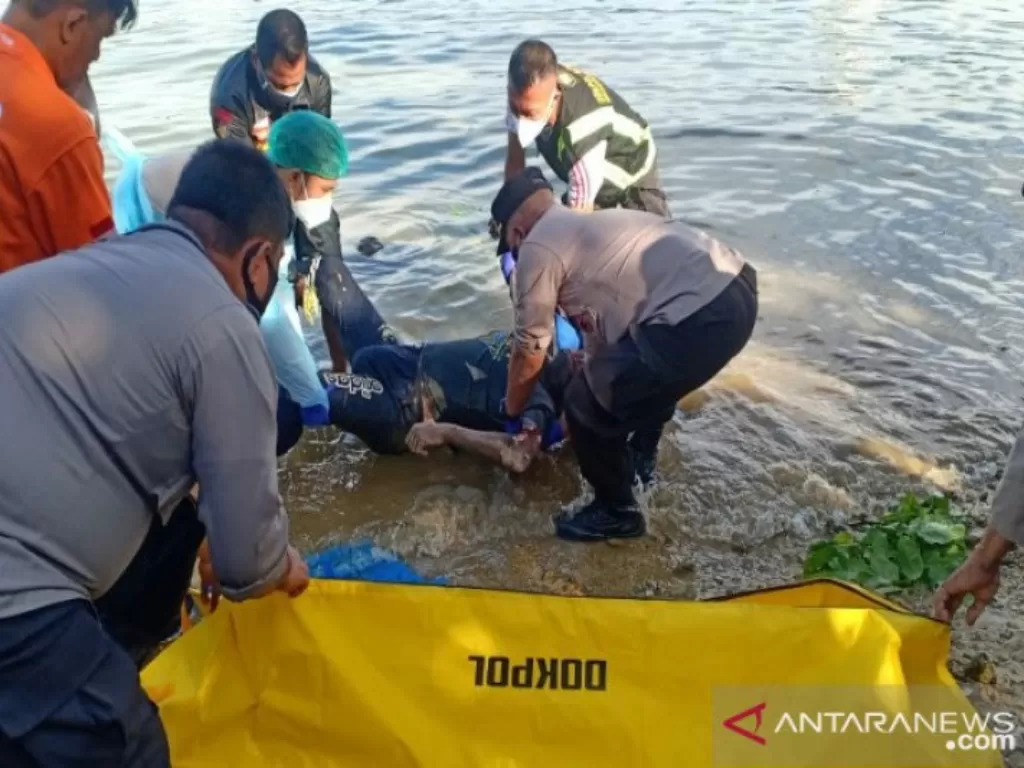 Polisi saat mengevakuasi sesosok mayat mengapung di Jembatan Kuning Kendari, Sabtu (19/12/2020) pagi. (ANTARA/HO)