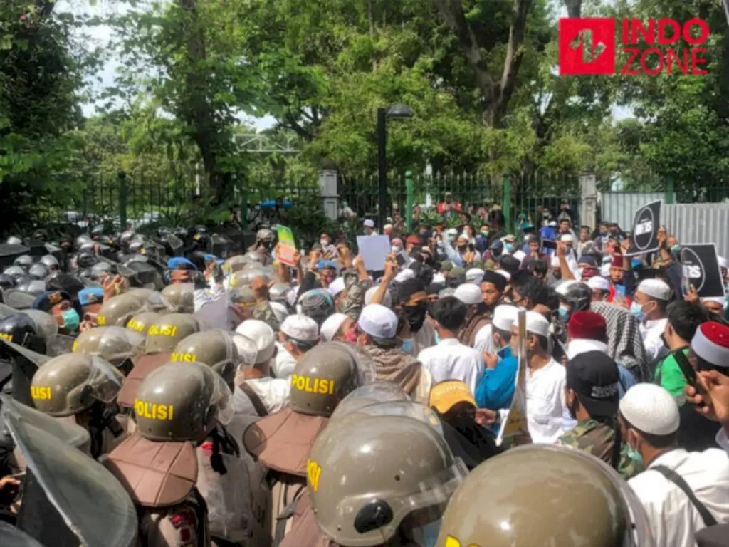 Pembubaran massa aksi 1812 di Jalan Medan Merdeka Selatan, Jakpus. (INDOZONE/Samdudhuha Wildansyah)
