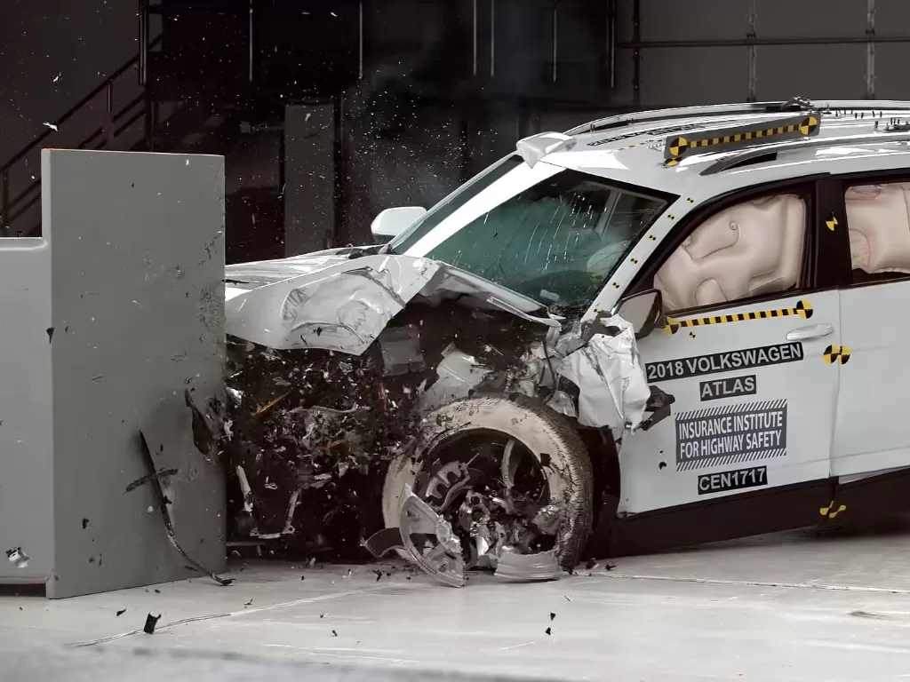Mobil Volkswagen Atlas 2018 saat dilakukan uji coba ketahanan (photo/YouTube/IIHS)