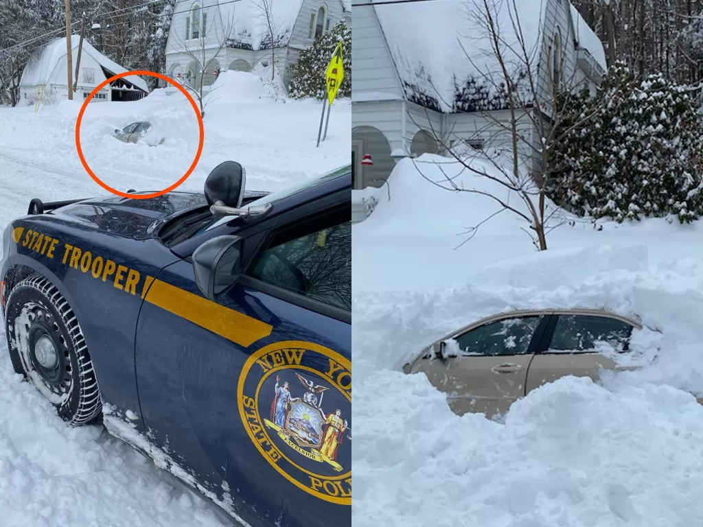 Mobil sedan yang terjebak di tumpukan salju (photo/Dok. New York Police Newsroom)
