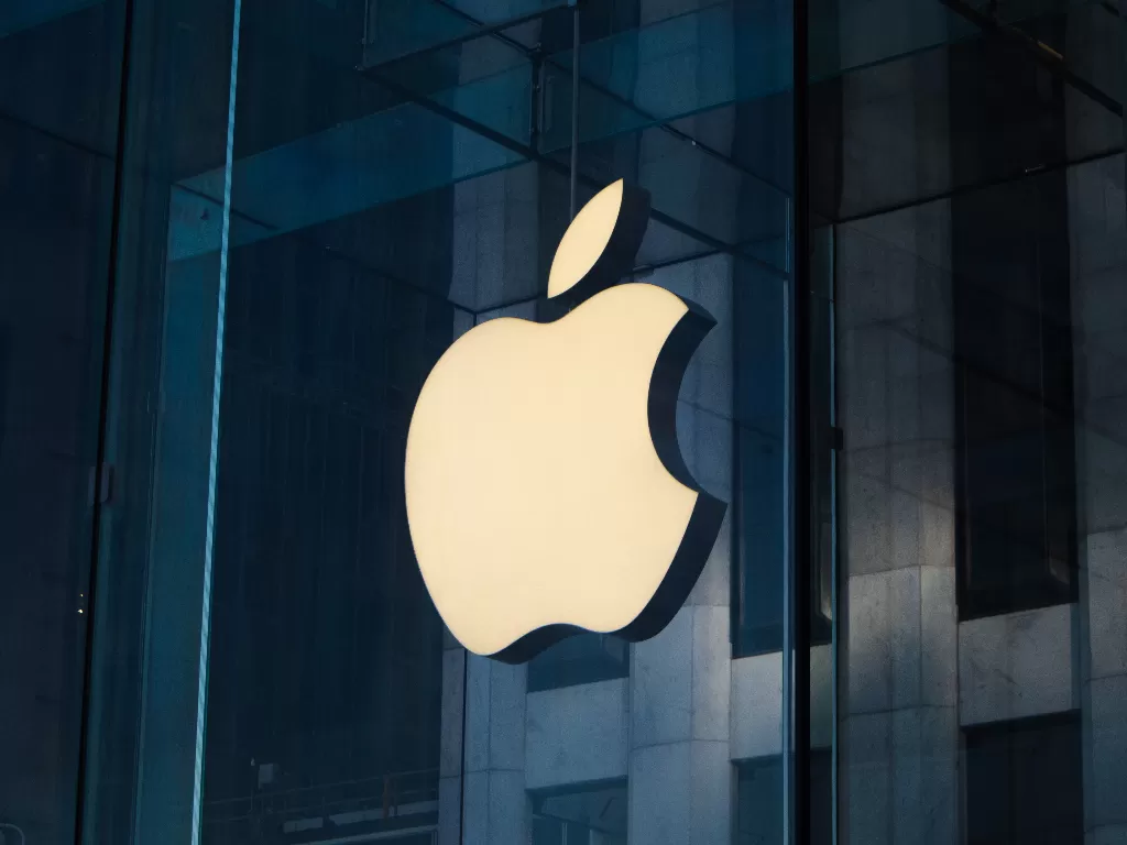 Logo Apple terlihat di Apple Store Fifth Avenue, New York (photo/Unsplash/Laurenz Heymann)