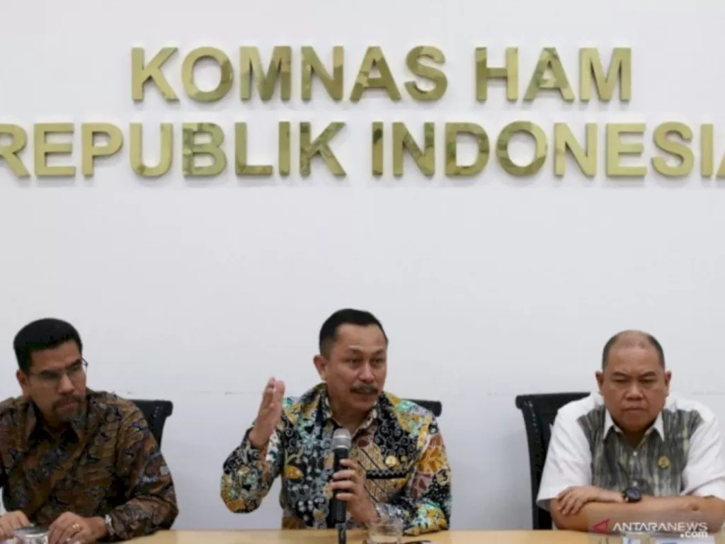 Ketua Komnas HAM Ahmad Taufan Damanik (tengah) didampingi Wakil Ketua Komnas HAM Amiruddin (kiri). (Foto: ANTARA/Rivan Awal Lingga)