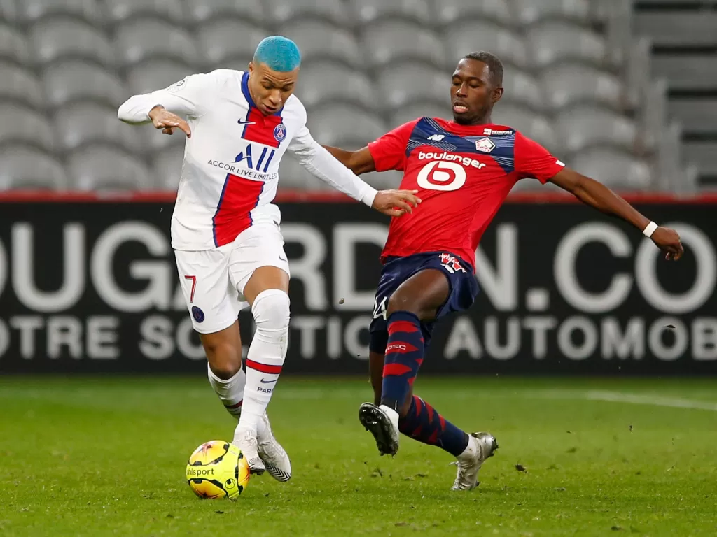 Kylian Mbappe dari Paris St Germain beraksi dengan pemain Lille Boubakary Soumare (REUTERS/Pascal Rossignol)