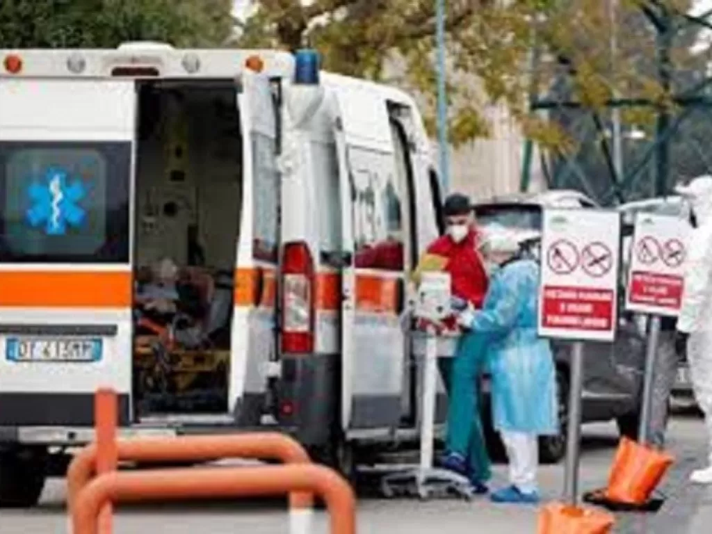 Seorang pasien terlihat di dalam ambulans di luar rumah sakit Cotugno, di tengah penyebaran penyakit virus corona (COVID-19) di Naples, Italia, Kamis (12/11/2020). (ANTARA FOTO/REUTERS/Ciro De Luca/nz/cfo.)