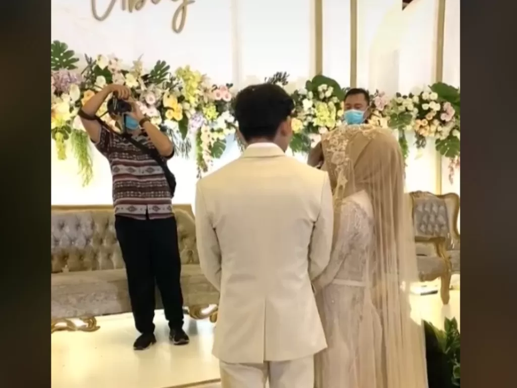 Pasangan pengantin berniat lempar bunga ke tamu yang hadir viral (Tiktok)