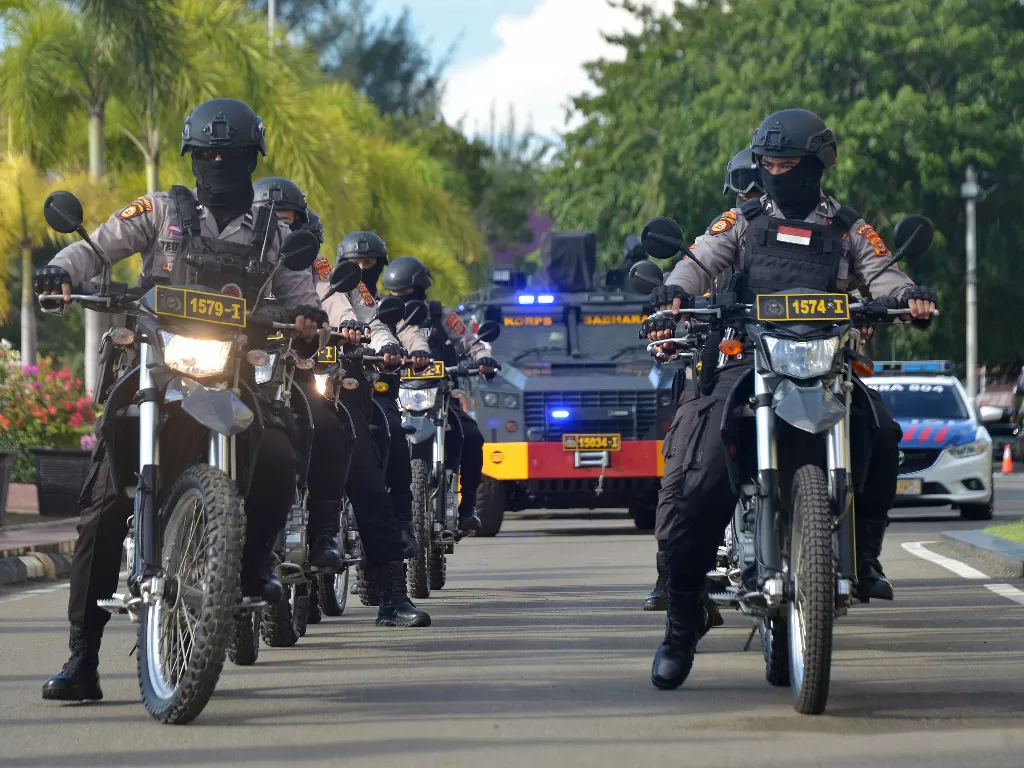 Personel Polri bersiap melakukan patroli (ANTARA FOTO/Ampelsa)