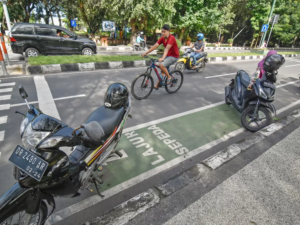 Sejumlah sepeda motor terparkir di jalur khusus sepeda (ANTARA FOTO/Ahmad Subaidi)