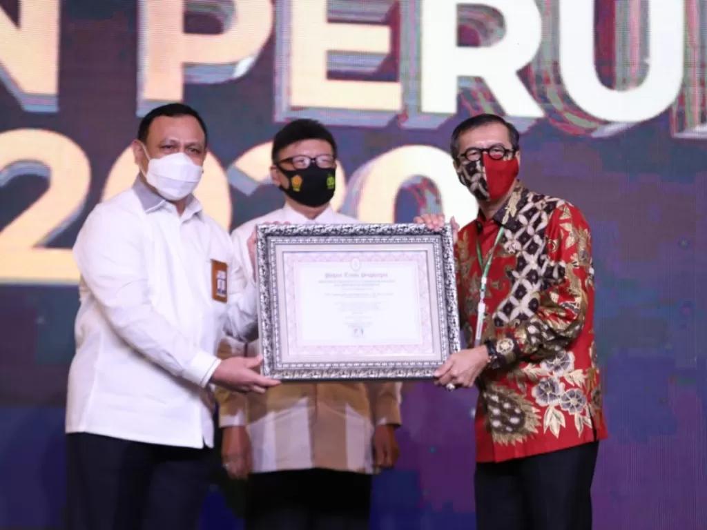 Menkumham Yasonna Laoly (kanan) pada acara Apresiasi dan Penghargaan Zona Integritas Menuju WBK/WBBM yang dihelat Kementerian Pendayagunaan Aparatur Negara dan Reformasi Birokrasi di Jakarta, Senin (21/12/2020). (Photo/ANTARA/HO-Kemenkumham)