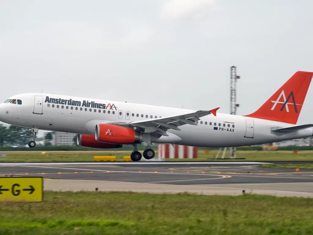 Amsterdam Airlines, salah satu maskapai Belanda. (en.wikipedia.org)