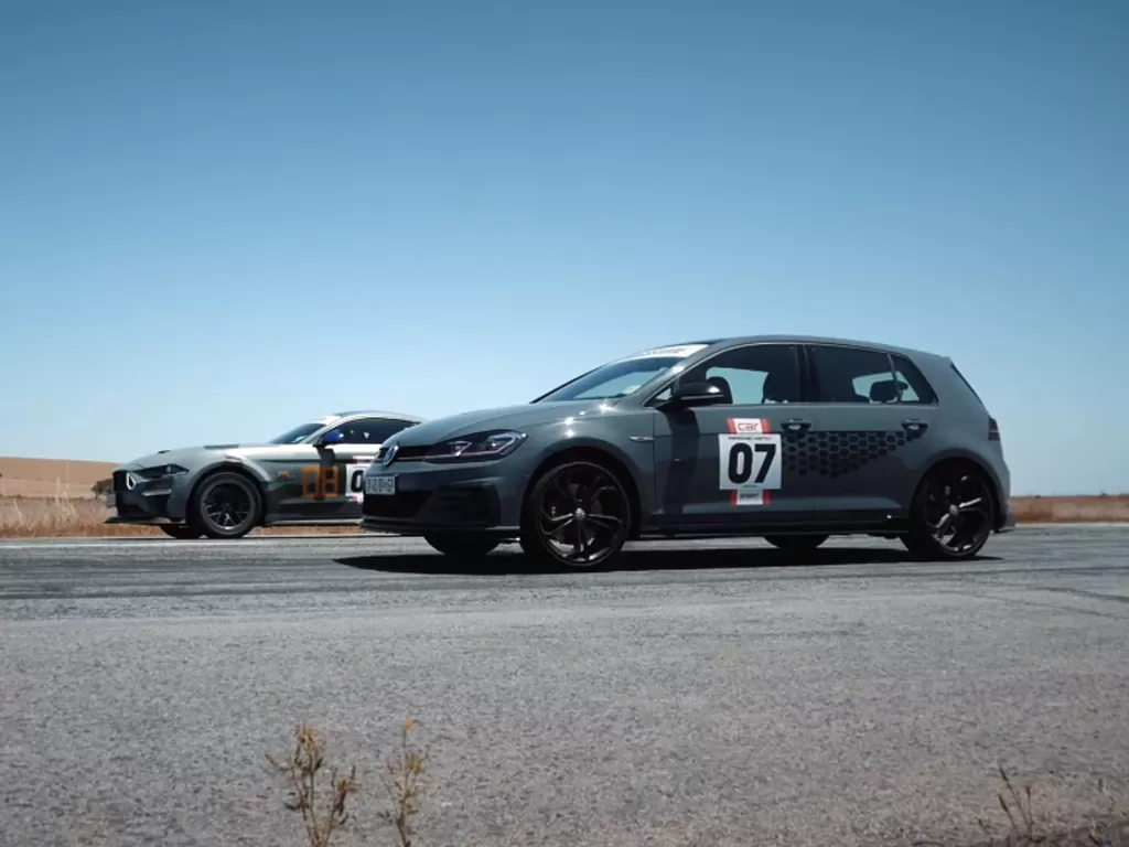 Mobil RTR Ford Mustang Spitfire dan Volkswagen Golf GTI TCR (photo/YouTube/CAR Magazine)