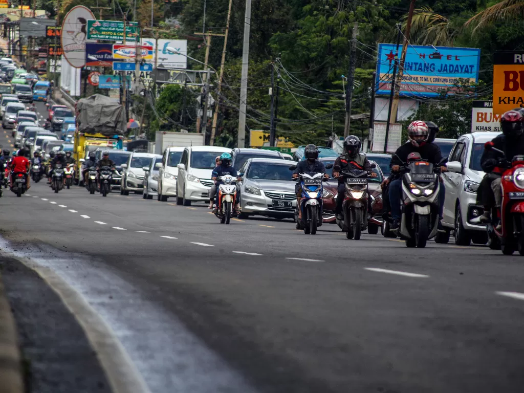 Kendaraan berjalan mengantre dalam kemacetan di jalur wisata Puncak, Kabupaten Bogor, Jawa Barat. (Foto: ANTARA/Yulius Satria Wijaya)