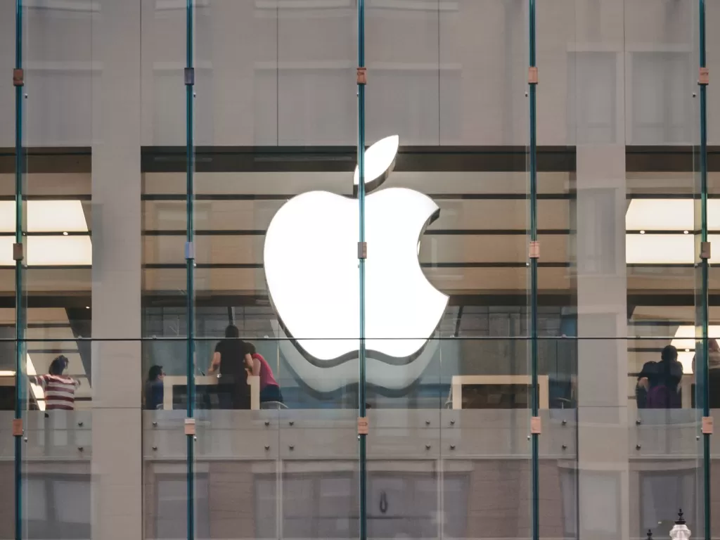 Logo Apple saat terlihat di depan Apple Store Boston, AS (photo/Unsplash/Kentaro Toma)