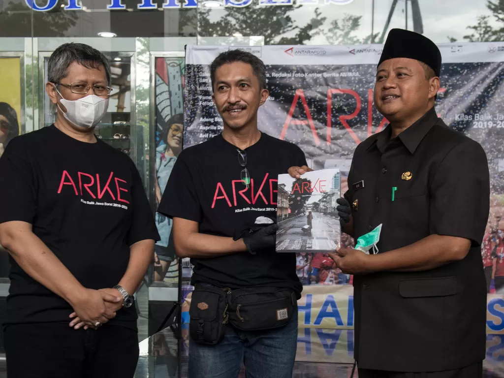 Wakil Gubernur Jawa Barat UU Ruzhanul Ulum (kanan) menerima buku foto ARKE Kilas Balik Jawa Barat 2019-2020 (ANTARA FOTO/Fakhri Hermansyah)