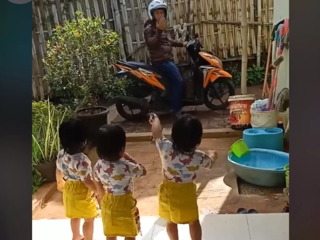 Seorang ayah kerja diantar ketiga anak kembarnya viral (Tiktok)