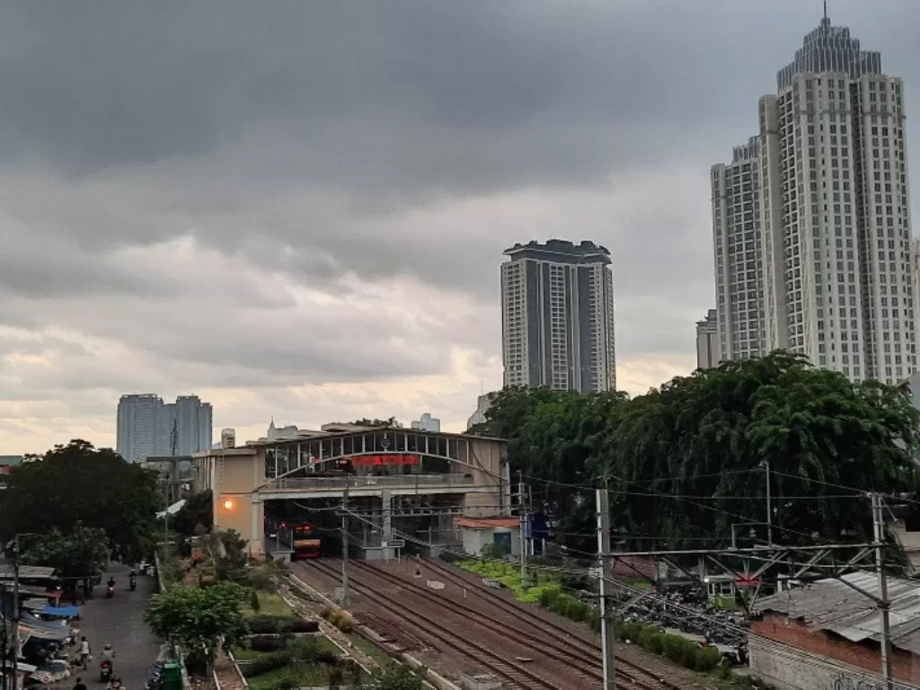 Awan mendung tampak menggelayut di wilayah Jakarta Selatan, terpantau dari wilayah Cipulir, Jumat (20/11/2020). (ANTARA/Laily Rahmawaty)