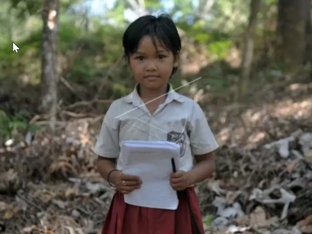 Seorang anak dari Suku Anak Dalam yang mengenakan seragam Sekolah Dasar (Foto: Antara)