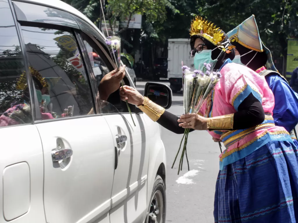 Tenaga kesehatan memakai pakaian adat dalam rangka peringatan hari ibu di Sidoarjo, Jawa Timur. (Antara Foto)