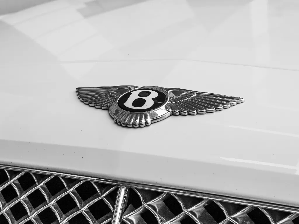 Logo mobil Bentley saat terlihat di Dubai Festival City, Dubai (photo/Unsplash/Phil Shaw)