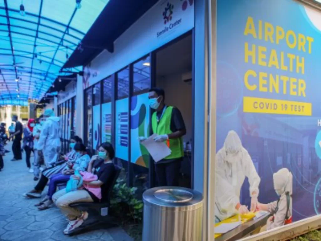 Petugas melayani calon penumpang pesawat saat mengikuti tes cepat COVID-19 di area Terminal 3 Bandara Soekarno Hatta, Tangerang, Banten, Minggu (20/12/2020). (ANTARA FOTO/Fauzan)
