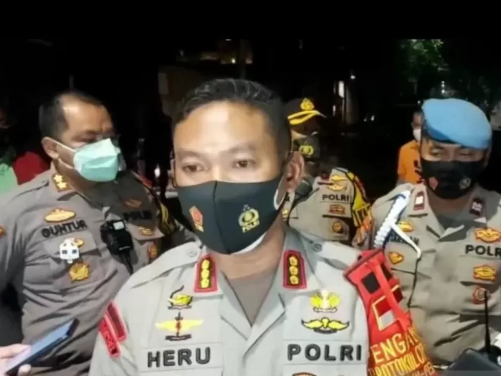 Kapolres Metro Jakarta Pusat Kombes Pol. Heru Novianto memberikan keterangan pers di lokasi ledakan Jalan Kusumaatmadja, Menteng, Rabu (23/12/2020). (Photo/ANTARA/Livia Kristianti)