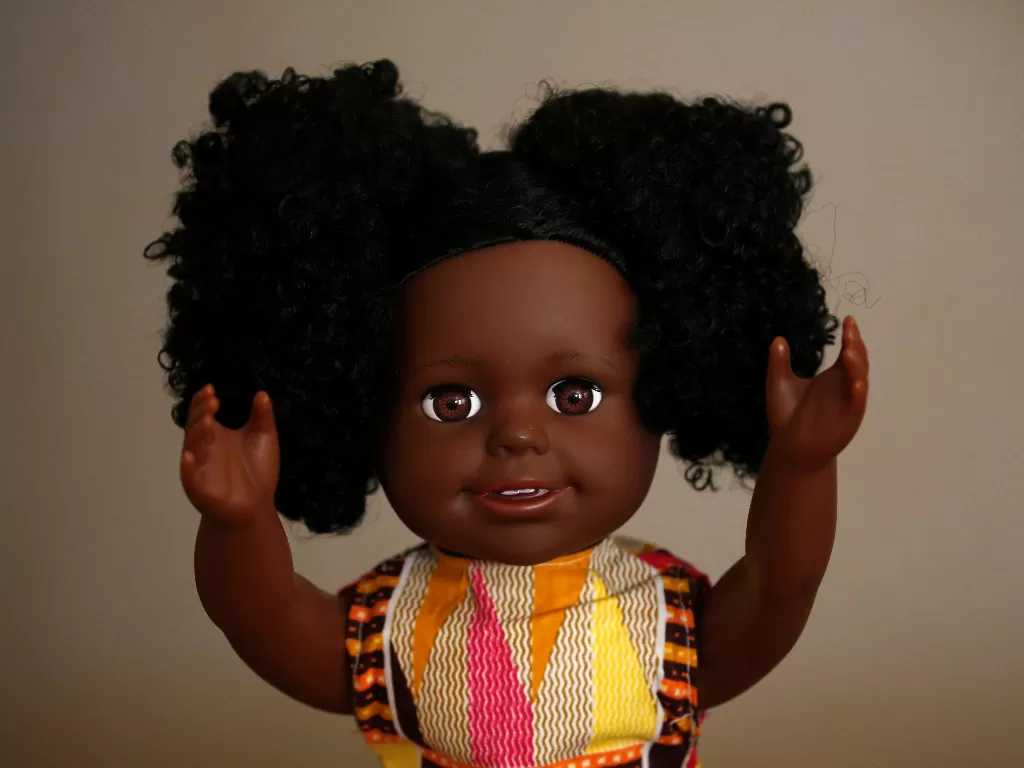 Boneka kulit hitam yang diproduksi perusahaan Pantai Gading. (REUTERS/LUC GNAGO)