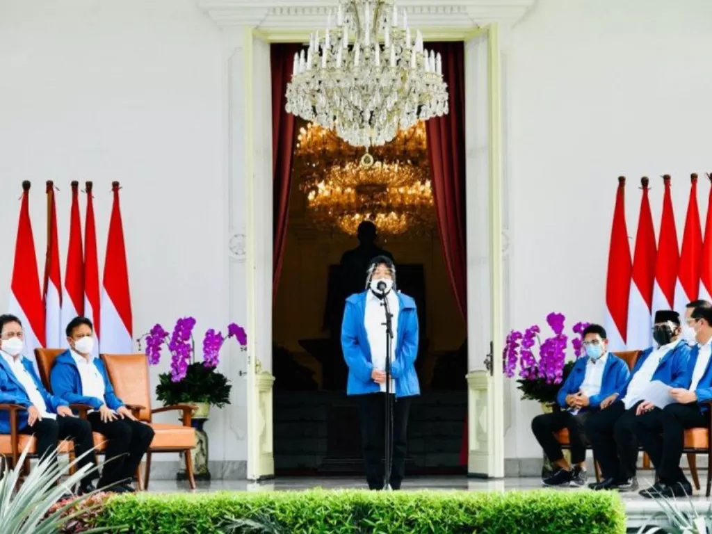  Wali Kota Surabaya Tri Rismaharini berbicara di beranda Istana Merdeka Jakarta pada Selasa (22/12) usai diperkenalkan sebagai Menteri Sosial oleh Presiden Joko Widodo. (Biro Pers Sekretariat Presiden)