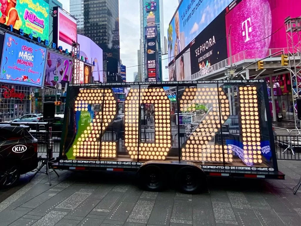 Ornamen angka 2021 di Times Square New York City. (photo/Instagram/@timessquarenyc)