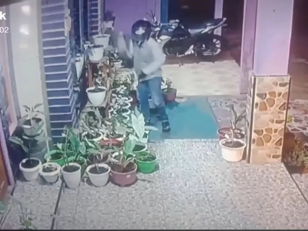 Cuplikan video rekaman CCTV curi tanaman hias. (photo/TikTok/@sanny020202)