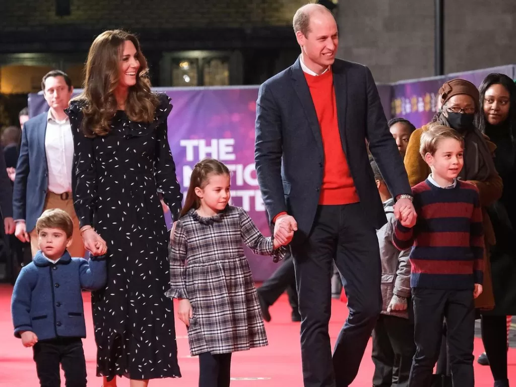 Duke dan Duchess of Cambridge bersama ketiga anaknya (Instagram/@kensingtonroyal)