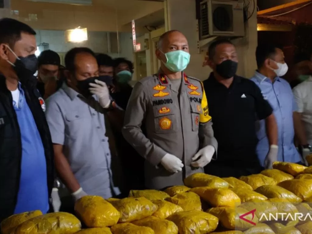  Sebanyak 196 paket atau 201 kilogram sabu ditunjukkan dalam proses penangkapan di Hotel WIR Jalan KS Tubun, Petamburan, Jakarta Pusat. (ANTARA/Asep Firmansyah)
