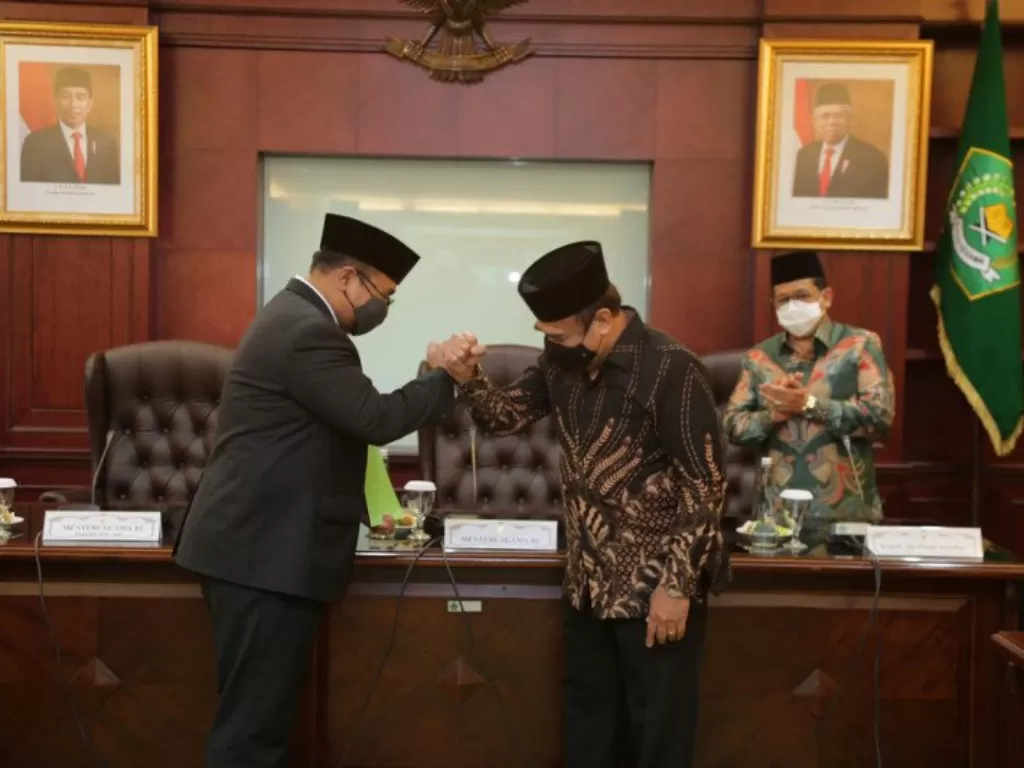 Menteri Agama Yaqut Choliil Qoumas dan Fachrul Razi di sela serah terima jabatan di Kementerian Agama, Jakarta, (23/12/2020).  (Kementerian Agama)