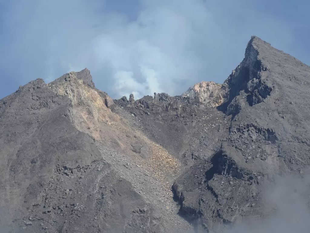 Gunung Merapi mengeluarkan asap putih (ANTARA FOTO/Aloysius Jarot Nugroho)