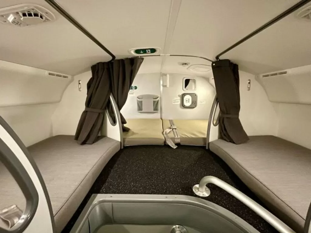Ruang istirahat awak kabin di pesawat. (photo/boredpanda.com)