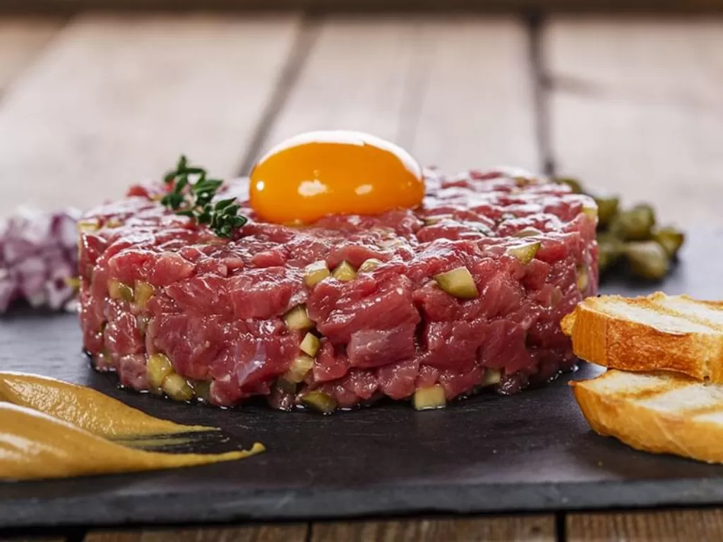 Steak Tertare berbahan dasar daging sapi mentah. (soscuisine.com)