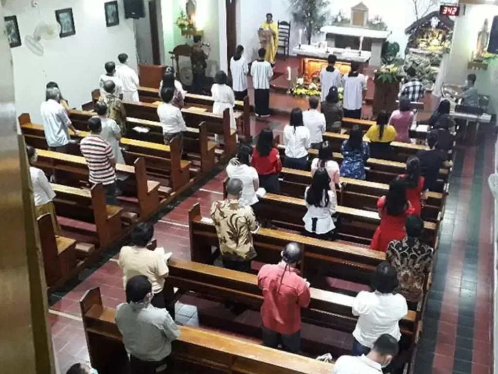 Suasana ibadah Natal di Gereja Santa Maria Mentok, Bangka Belitung, Kamis (24/12/2020). (Photo/ANTARA/Donatus Dasapurna)