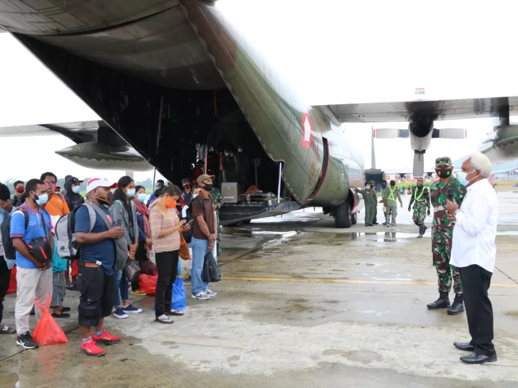 Pesawat Hercules yang digunakan untuk mengangkut warga Papua pulang agar bisa merayakan Natal dan Tahun Baru 2021 (photo/dok.Puspen TNI)