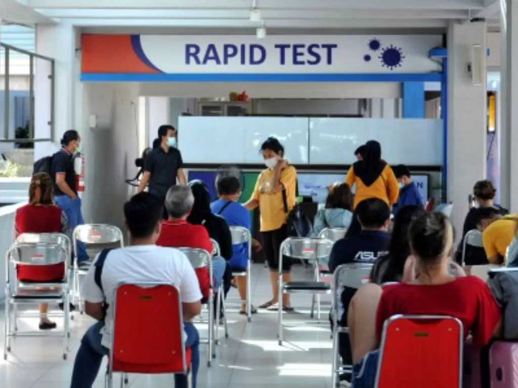 Warga mengantre di lokasi tes cepat (rapid test) COVID-19 di Bandara Internasional I Gusti Ngurah Rai, Badung, Bali, Rabu (23/12/2020). (ANTARA FOTO/Fikri Yusuf)