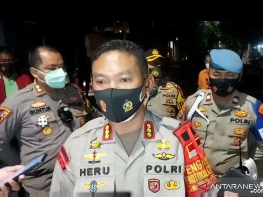 Kapolres Metro Jakarta Pusat Kombes Pol. Heru Novianto memberikan keterangan pers di lokasi ledakan Jalan Kusumaatmadja, Menteng, Rabu (23/12/2020). (Foto: ANTARA/Livia Kristianti)