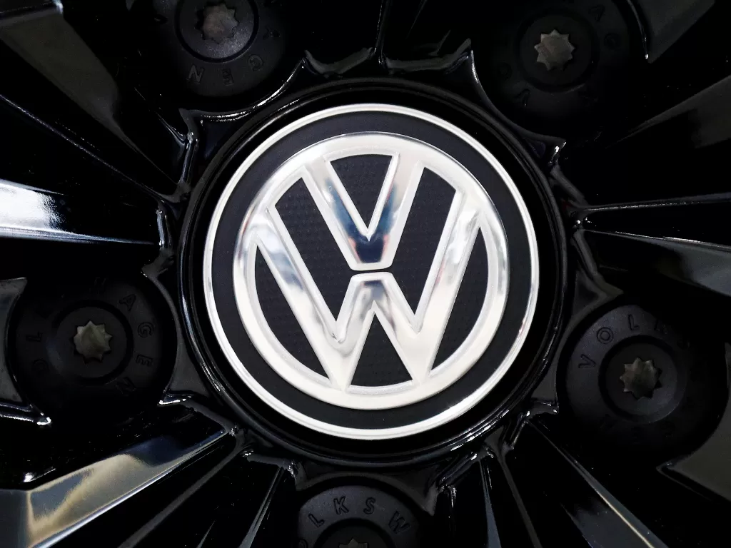 Logo Volkswagen di rim mobil buatannya di Brussels, Belgia (photo/REUTERS/Francois Lenoir)