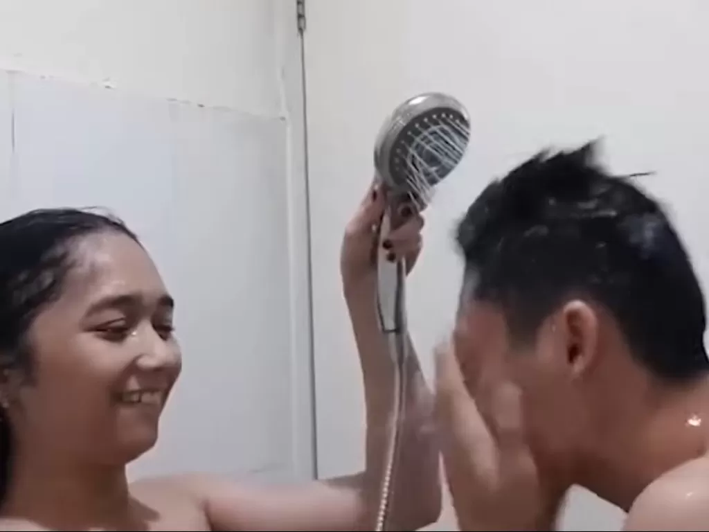 Usai Beres-beres Rumah, YouTuber Ini Mandi Bareng: Divideoin! Ngintip  Yuk... - Indozone News